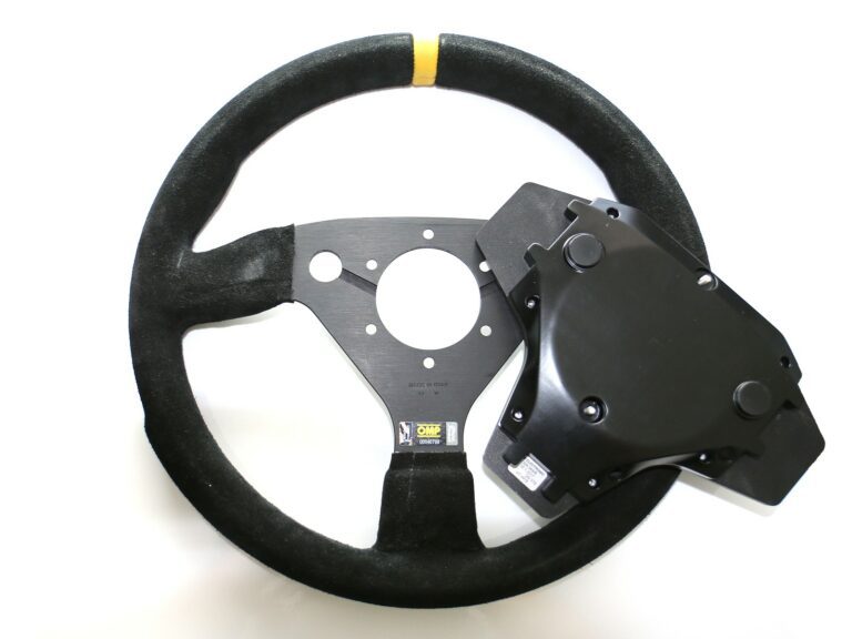 Zadní kryt závodního volantu je vyráběn z pryskyřice na 3D tiskárnách Formlabs Form 3. Výhodou je hladký povrch i přesnost prokreslení detailů výtisku