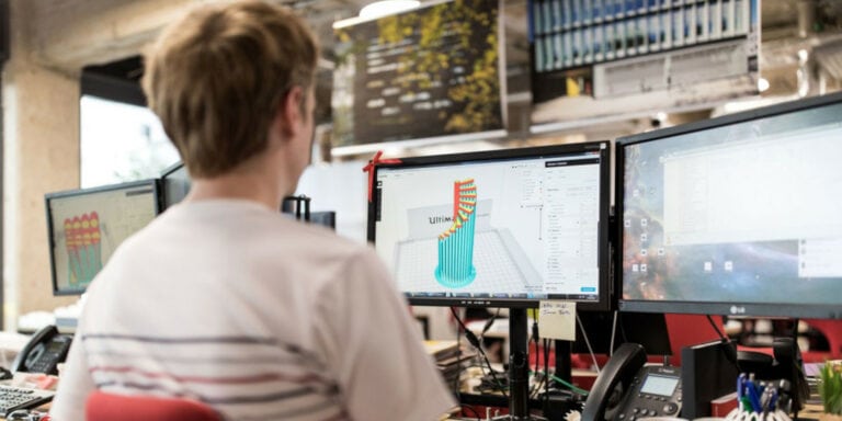 Jednoduché, přesto velmi praktické prostředí aplikace Ultimaker Cura zajišťuje, že farma 3D tiskáren je ve studiu Make přístupná kterémukoli zaměstnanci