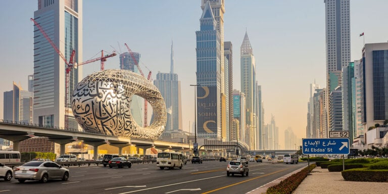 Muzeum budoucnosti v Dubaji ve svém návrhu obsahuje jen minimum přímých linií